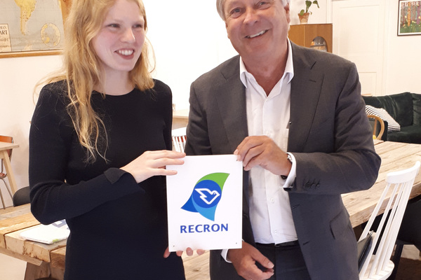 Nieuw RECRON-lid ontvangt schildje en vlag van Cees Slager